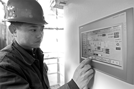 宗希明在“政七街煤改氣項目” 工程工地。高科技完全取代了老式燃煤鍋爐笨重、復雜的管理和控制