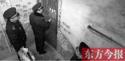 12月3日，鄭州市隴海路。執(zhí)法人員欲進(jìn)入一戶未辦狗證的居民家中，強(qiáng)行將狗帶走