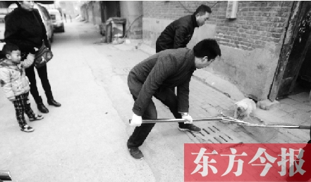 12月3日，鄭州市隴海路。執(zhí)法人員對(duì)一只“辦了證卻不系繩”的狗進(jìn)行捕捉