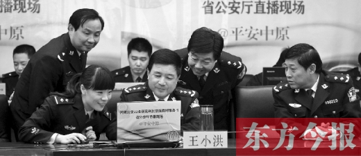 省公安廳廳長王小洪（中）和微博網友在進行交談，發現問題現場馬上解決