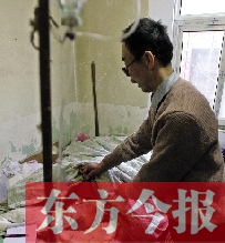 54歲的老楊把自己當做護士，不離不棄照顧著已成“植物人”的母親