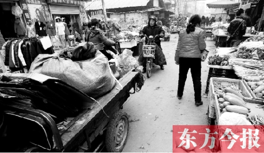 和所有的都市村莊一樣,老鴉陳也充滿著形形色色的人,窄窄的巷子因占道經營變得更加狹窄 和所有的都市村莊一樣,老鴉陳也充滿著形形色色的人,窄窄的巷子因占道經營變得更加狹窄