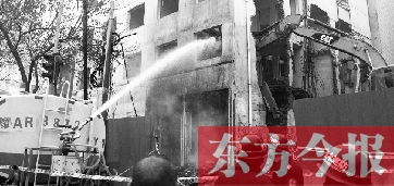 昨天早上8點半,鄭州市農業路一拆遷工地,用兩臺噴水車噴水除塵,有效地阻止了施工揚塵 昨天早上8點半,鄭州市農業路一拆遷工地,用兩臺噴水車噴水除塵,有效地阻止了施工揚塵