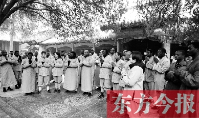 20名非洲洋弟子領取結業證書前，虔誠聆聽少林寺方丈禪語