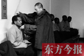 少林功夫講究禪武合一，坐禪當然少不了,別看就是坐坐，姿勢都要師傅教