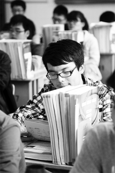 一所學校的高三學生正在加班加點復習，不少同學都開始為自主招生報名忙活了