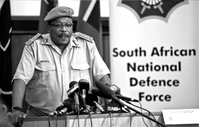 3月23日,中非共和國首都班吉,從加蓬首都利伯維爾出發(fā)的法國增援部隊共計200名士兵抵達班吉國際機場 3月23日,中非共和國首都班吉,從加蓬首都利伯維爾出發(fā)的法國增援部隊共計200名士兵抵達班吉國際機場