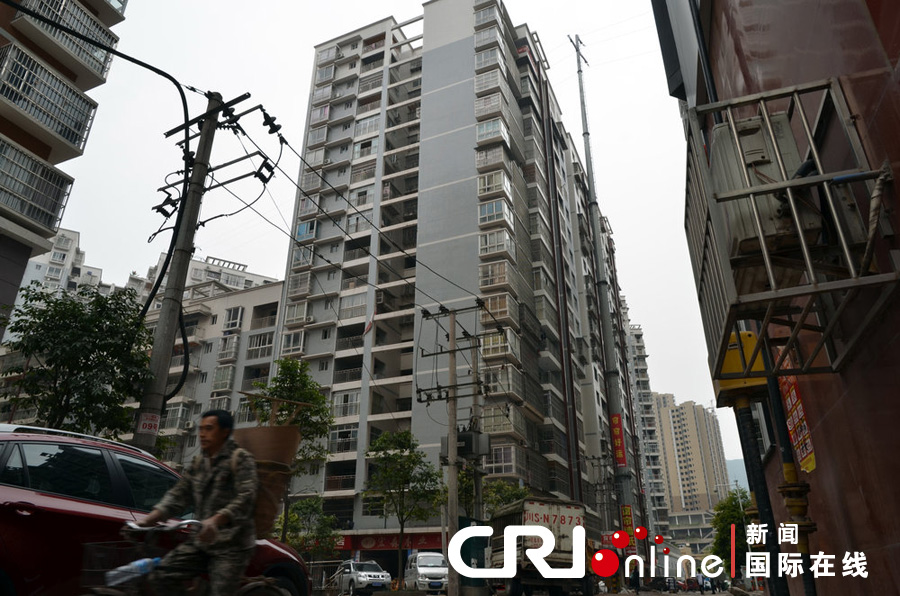 2013年4月2日，四川達(dá)城，電線桿足足有19層樓高，而且離小區(qū)住戶的房屋很近。圖片來源:張?bào)K/CF