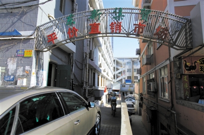 昨日，從事活禽宰殺的許某確認為感染H7N9禽流感確診病例，其所工作的南京江寧區東新農貿市場仍正常營業