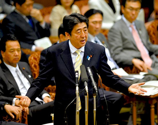 23日，安倍在參議院預算委員會發(fā)表講話。