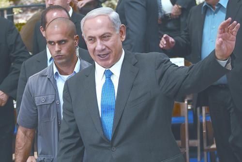 經以總理內塔尼亞胡主持的內閣秘密會議決定，以空軍接連對敘利亞多處目標實施空襲。圖為內塔尼亞胡5日出席內閣會議。