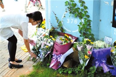 6月8日下午，記者來到廈門公交車爆炸事發現場橋下，附近已聚集了十幾個自發前來悼念的市民。橋墩下排放了一圈或黃或白的菊花，還有玖瑰、百合等。