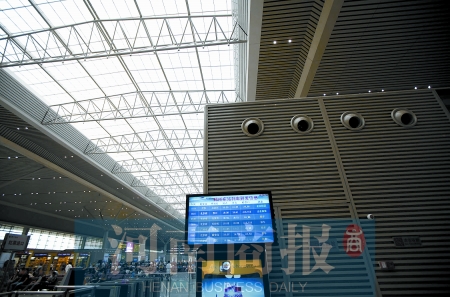 鄭州東站三樓候車大廳,雖然空調(diào)處有涼風(fēng)吹出,但陽(yáng)光通過(guò)頂棚照進(jìn),導(dǎo)致整個(gè)大廳的空調(diào)制冷效果不明顯 鄭州東站三樓候車大廳,雖然空調(diào)處有涼風(fēng)吹出,但陽(yáng)光通過(guò)頂棚照進(jìn),導(dǎo)致整個(gè)大廳的空調(diào)制冷效果不明顯