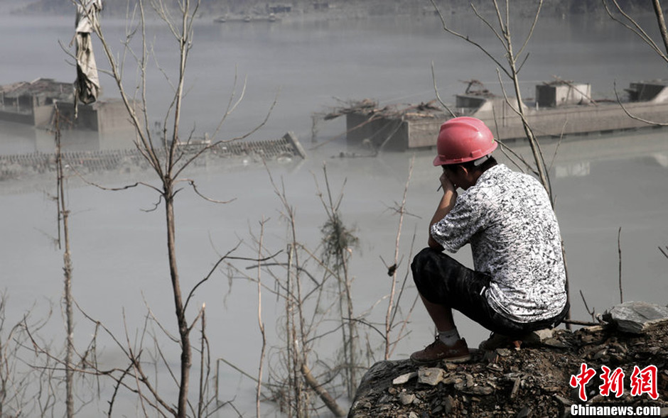 7月14日，四川綿陽，在水下沉寂了5年多的北川漩坪鄉浮出水面，如海市蜃樓飄浮在堰塞湖水面，回來看自己