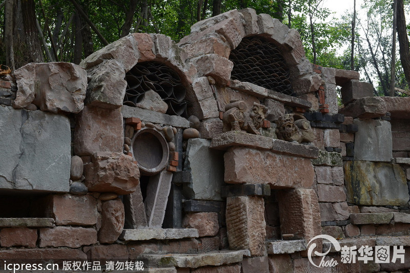 2013年9月23日，有網友近日報料重慶一所大學正在修建稀奇古怪的校大門