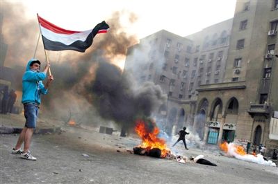 6日，穆爾西和穆兄會的支持者在開羅街頭示威，與警方發生沖突。消失了三個多月的前總統穆爾西將于下月受審。