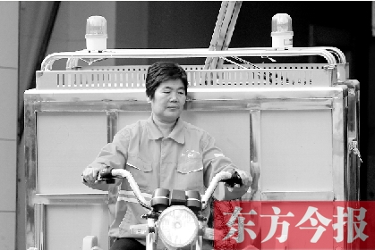 鄭州市金水區目前發放的第一批30輛新垃圾清運車，已投入使用