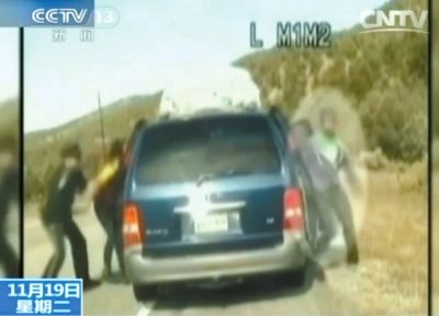 雷爾與警察爭執(zhí)，費雷爾兒子下車試圖保護媽媽。