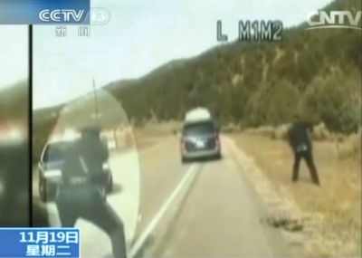 費雷爾駕車逃走，警察連開數(shù)槍。央視截圖
