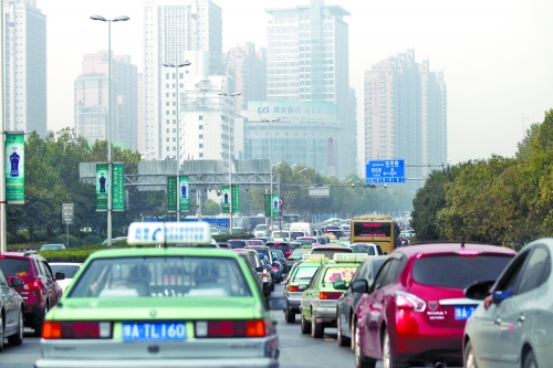 緯二路、順河路、城北路等路口雖多,卻比走金水路省時 緯二路、順河路、城北路等路口雖多,卻比走金水路省時