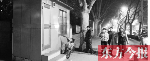 1月13日晚9點30分，鄭州市綠城廣場內的公廁依然開放