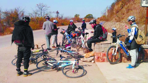 1月21日，他們路過湖南中路鋪鎮，在路邊短暫休息。