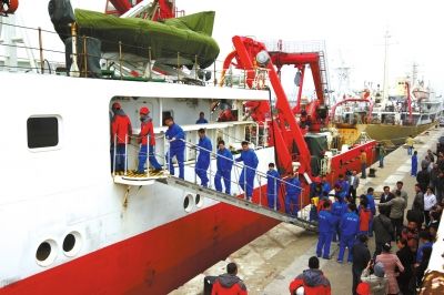 4月8日,“科學號”科學考察船從青島市中苑碼頭啟航,赴沖繩海槽區域進行科學考察。圖/CFP 4月8日,“科學號”科學考察船從青島市中苑碼頭啟航,赴沖繩海槽區域進行科學考察。圖/CFP