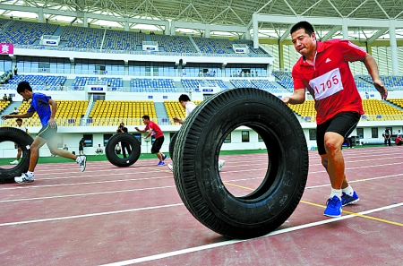 8月15日，運動員們正在進行推輪胎賽跑。
