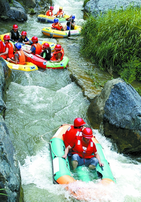 8月16日，游客在盧氏縣豫西大峽谷景區進行漂流比賽。
