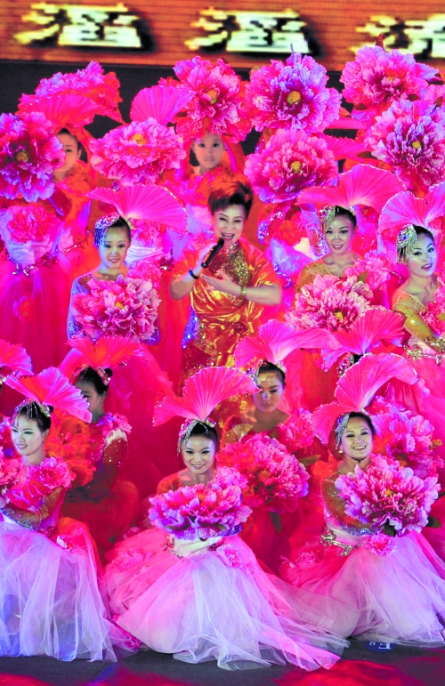 閉幕式上小香玉的一曲《河南人》唱出了我們河南人的精神。 閉幕式上小香玉的一曲《河南人》唱出了我們河南人的精神。