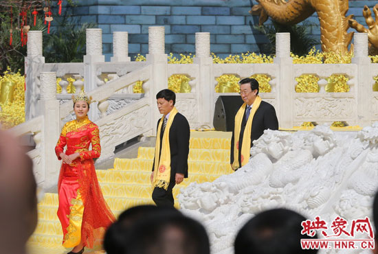 河南省委書記、省人大常委會主任郭庚茂,河南省省長謝伏瞻敬獻花籃。映象網(wǎng)記者 邵恰 攝