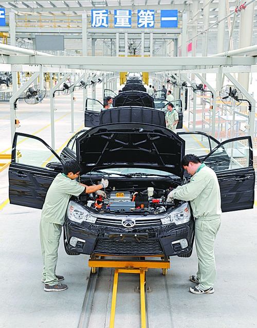 　　4月16日，新鄉(xiāng)市新能電動(dòng)汽車有限公司的工作人員在電動(dòng)汽車生產(chǎn)流水線上作業(yè)。目前，新鄉(xiāng)現(xiàn)有規(guī)模以