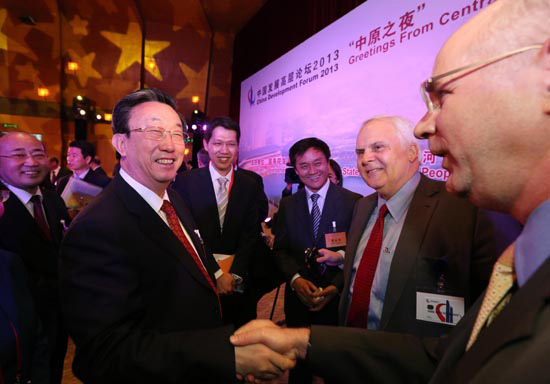 3月24日晚,省委書記、省長郭庚茂在參加中國發(fā)展高層論壇“中原之夜”活動(dòng)時(shí)與外商親切握手交談。 3月24日晚,省委書記、省長郭庚茂在參加中國發(fā)展高層論壇“中原之夜”活動(dòng)時(shí)與外商親切握手交談。