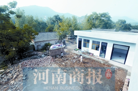 新校舍旁邊，是徐云玲和學(xué)生們用了多年的石頭校舍 河南商報記者 鄧萬里/攝