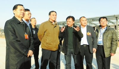 　　鄭州手拉手集團(tuán)董事長(zhǎng)賈長(zhǎng)明（右三）向省農(nóng)業(yè)廳廳長(zhǎng)朱孟洲（右四），省政府副秘書長(zhǎng)、省政府駐京辦主任