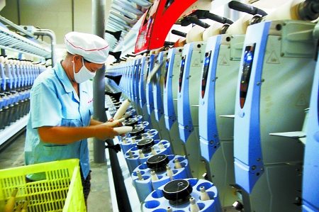 7月3日,在鄧州市永泰棉紡有限公司電腦控制全自動紡紗車間,紡織工人正在生產棉紗。 7月3日,在鄧州市永泰棉紡有限公司電腦控制全自動紡紗車間,紡織工人正在生產棉紗。
