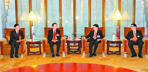 　3月24日，國務院發展研究中心主任李偉在北京會見了前來出席中國發展高層論壇“中原之夜”活動的河南省