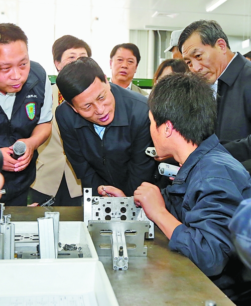 4月24日，省委副書記、省長謝伏瞻在濟(jì)源虎嶺產(chǎn)業(yè)集聚區(qū)考察。