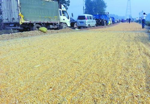 河南漯河村民強行攔車收5元過路費 致107國道擁堵 河南漯河村民強行攔車收5元過路費 致107國道擁堵