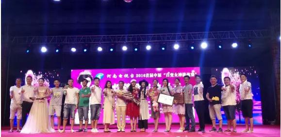 大賽總導演王軍嶺先生親臨現場,為報名點指導工作 大賽總導演王軍嶺先生親臨現場,為報名點指導工作