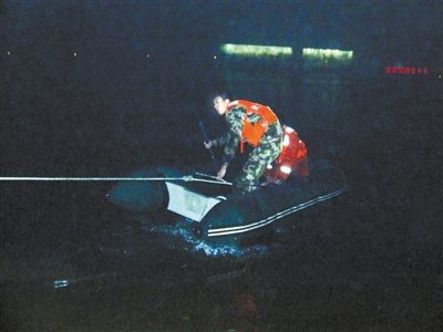 女子墜牧野湖冰窟 新鄉(xiāng)消防破冰百米施救終死亡 女子墜牧野湖冰窟 新鄉(xiāng)消防破冰百米施救終死亡