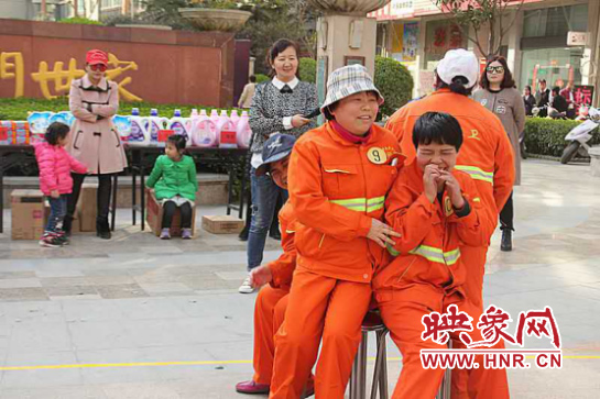 迎三八節 鄭州未來路街道辦邀請環衛工舉行游藝活動