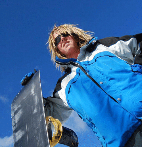澳洲男子爬上鯨魚尸體 遭鯊魚群圍困 澳洲男子爬上鯨魚尸體 遭鯊魚群圍困