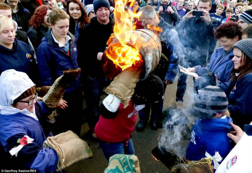 英國傳統比賽 選手扛“火桶”一路狂奔