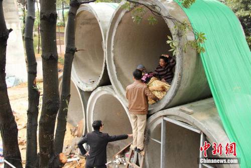 妻雙十一敗家 男子抱稻草人夜宿涵洞 妻雙十一敗家 男子抱稻草人夜宿涵洞