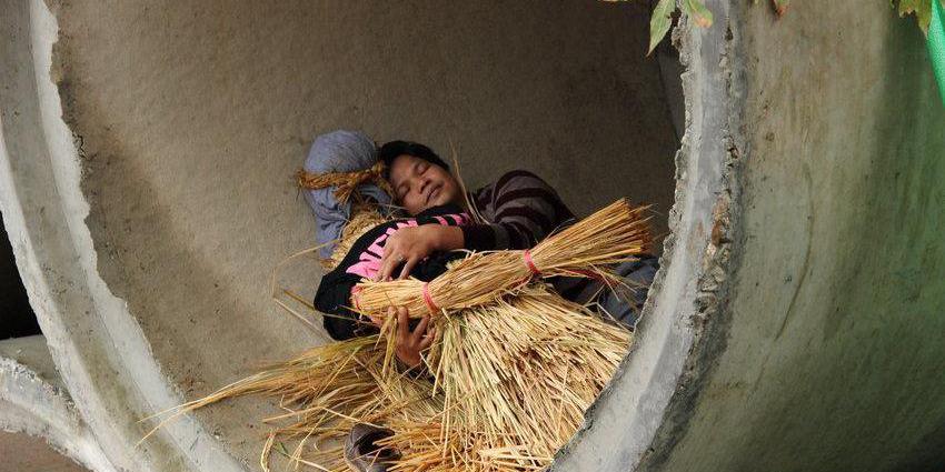 妻雙十一敗家 男子抱稻草人夜宿涵洞 妻雙十一敗家 男子抱稻草人夜宿涵洞