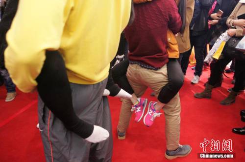 商家光棍節辦接吻大賽 冠軍獲iphone6