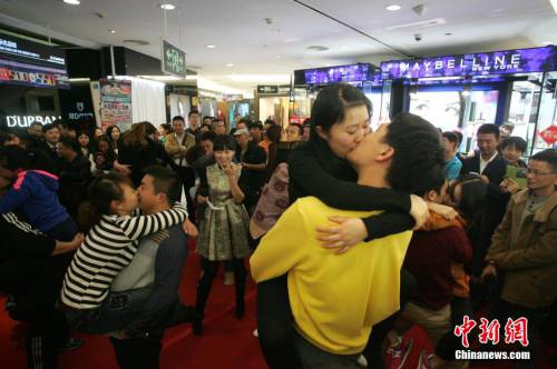 商家光棍節辦接吻大賽 冠軍獲iphone6