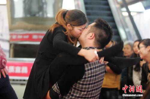 商家光棍節辦接吻大賽 冠軍獲iphone6