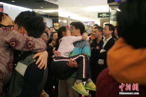 商家光棍節辦接吻大賽 冠軍獲iphone6